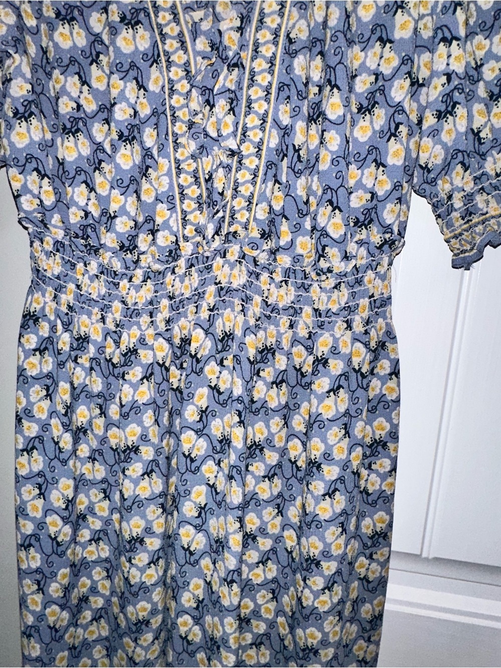 Max Studio Size Medium Women’s Blue Floral Smocked Waist Top - Picture 6 of 11